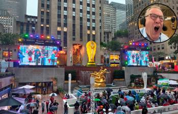 Así luce el Rockefeller Center en Nueva York con las transmisiones de Telemundo. En el círculo, uno de sus narradores, el argentino Andrés Cantor. FOTOS: Claudia Arango y pantallazo de video narración.