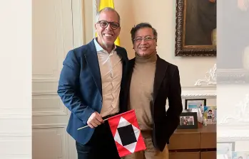 Saade divulgó un mensaje llamando a la Constituyente con una fotografía en la que aparece junto al presidente Gustavo Petro portando la bandera de la ‘Guerra a Muerte’ de Simón Bolívar. FOTO: X @alfredosaadev