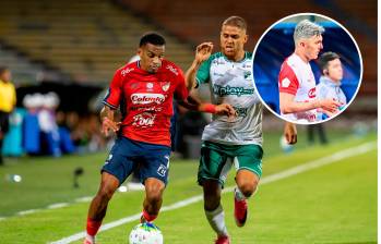 El volante cundinamarqués Daniel Torres recibió un golpe en el partido entre DIM y Santa Fe por Liga. Jugarán a puerta cerrada. Foto: Manuel Saldarriaga
