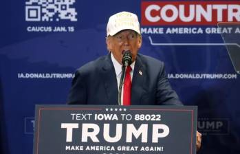 El expresidente de Estados Unidos y ahora candidato a la presidencia, Donald Trump, refiriéndose hacia sus simpatizantes en Iowa. FOTO: AFP