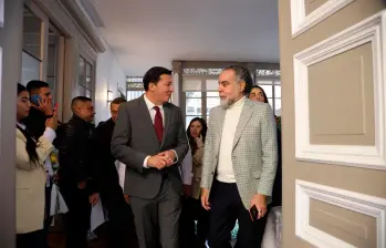 El registrador Hernán Penagos (izquierda) respondió directamente a Benedetti (derecha) y precisó que la Registraduría Nacional del Estado Civil no ha recibido información oficial sobre el caso y que esperan evidencias para investigarlo. FOTO: MININTERIOR