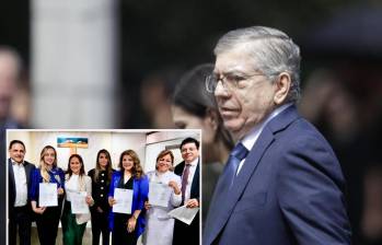 Adelante, miembros de la Comisión Séptima del Congreso de la República. Atrás, expresidente César Gaviria. FOTO: Colprensa e imagen tomada de redes.