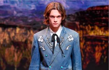 La base textil denim fue protagonistas en la presentación de la marca de lujo Louis Vuitton en la Semana de la Moda de París. FOTO Getty