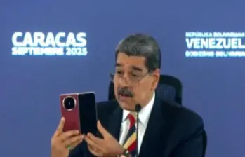Nicolás Maduro presumió un Huawei que en Colombia cuesta aproximadamente 10 millones de pesos. Foto: Captura de video