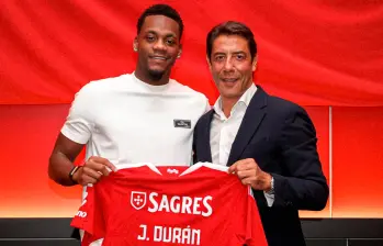 Jhon Durán y el presidente del Benfica, Rui Silva. FOTO: SL Benfica