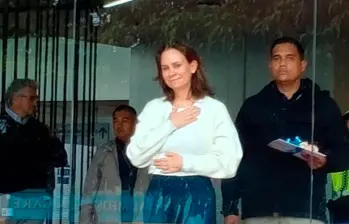 María Claudia Tarazona agradeciendo a las personas que se acercan a la Fundación Santa Fe de Bogotá a orar por la salud de Miguel Uribe Turbay. FOTO: Tomada de redes sociales