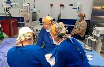 Pacientes llegan al cirujano con rostros generados por IA y piden lo imposible, según especialistas. FOTO archivo
