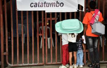 Los desplazados por los recientes enfrentamientos entre grupos armados esperan recibir donaciones en el Estadio General Santander en Cúcuta, Norte de Santander, el 23 de enero de 2025. Colombia está luchando contra su peor crisis de seguridad en una década, después de una serie de ataques guerrilleros en el norte del país han dejado al menos 80 muertos y desplazado a 36.000 más. (Foto de Schneyder Mendoza/AFP)