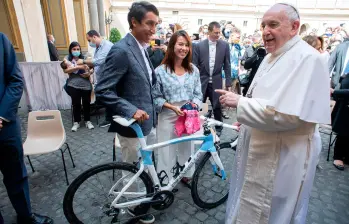 Egan en 2021, cuando ganó el Giro de Italia y le regaló una bicicleta al papa Francisco. FOTO X-INEOS
