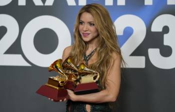 Shakira posando con los tres Grammy que le otorgaron durante la gala de entrega de los Latin Grammy 2023, en el Palacio de Congresos de Sevilla. FOTO: COLPRENSA