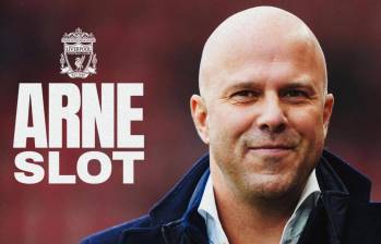 El exfutbolista y ahora entrenador neerlandés llega como el reemplazo inmediato del alemán Jürgen Klopp, tras cumplir 9 temporadas con el club inglés. FOTO: LIVERPOOL FC