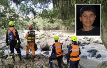 Adelante, imagen del joven desaparecido. Atrás, las labores de búsqueda realizadas por bomberos. FOTO: imagen tomada de redes.