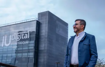 el rector Jasson de la Rosa Isaza, posando junto la sede de la Iuda en La Alpujarra. FOTO: imagen tomada de redes