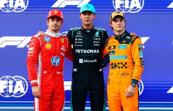 Charles Lecler (izquierda, Ferrari, 2°), George Russell (centro, Mercedes, 1°) y Oscar Piastri (derecha, McLaren, 3°), el podio de la clasificación en Bakú. FOTO: X F1