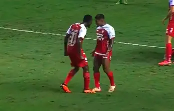 Los futbolistas Yilmar Velásquez y Santiago Mosquera protagonizaron la pelea en el estadio del Deportivo Cali. FOTO: CAPTURA DE PANTALLA