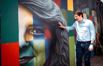 Miguel Uribe junto a un mural de su madre, Diana Turbay, en Bucaramanga. FOTO: Tomada de Instagram @migueluribet