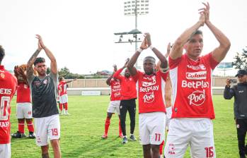 El delantero vallecaucano Hugo Rodallega (número 11) anotó uno de los goles con los que Santa Fe forzó los penaltis. Foto: tomada del x de @SantaFe