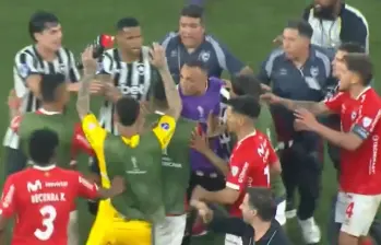 Ambas plantillas se enfrentaron en la mitad del campo y tuvo que intervenir la policía brasilera. Foto: Captura video DSports