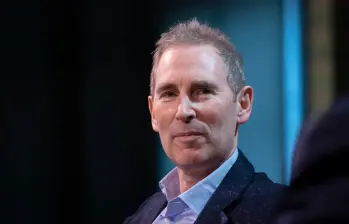 Andy Jassy, CEO de Amazon, anunció que la IA generativa impactará la estructura laboral de la compañía. FOTO: GETTY