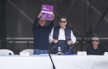 Gustavo Petro, presidente de Colombia; y Jaime Dussán, presidente de Colpensiones. FOTO: Colprensa