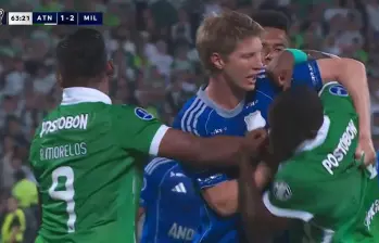 Andrés Llinás y su excompañero Andrés Felipe Román tuvieron un cruce de palabras en un partido de la Copa Sudamericana 2026. FOTO: Captura de video 