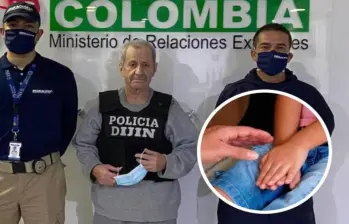 El exjefe paramilitar Hernán Giraldo tras su llegada al país en 2021 deportado de Estados Unidos. FOTO: Migración Colombia y Colprensa