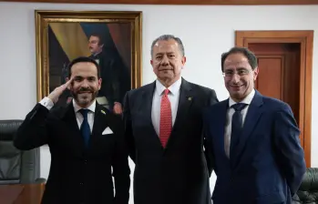 De izquierda a derecha: el presidente electo Abelardo de la Espriella, el vicepresidente de la Corte Suprema de Justicia Hugo Quintero y el vicepresidente electo de la República, José Manuel Restrepo. Foto: Corte Suprema de Justicia.