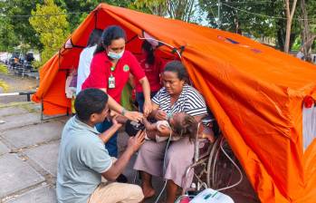 Un potente sismo de magnitud 7,7 sacudió el este de Indonesia este sábado, provocando la muerte de al menos 40 personas, decenas de heridos y la evacuación masiva de residentes en la isla de Flores tras la amenaza inicial de un tsunami. FOTO: AFP