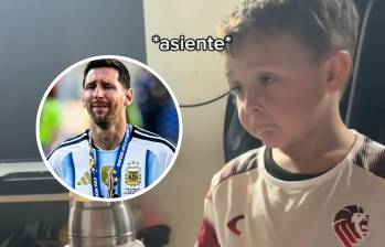 En un país donde el fútbol se vive al límite de las emociones, la reacción de un niño ante el adiós de Lionel Messi se convirtió en una lección pública de madurez. FOTO: Getty y tomada de redes sociales de @gonisantiago_