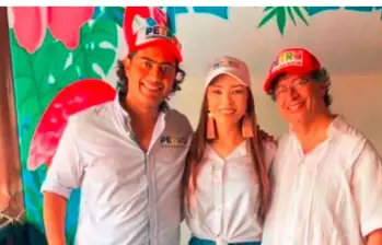 Nicolás Petro en el año 2022 en la campaña Petro presidente. A su lado su entonces esposa Day Vásquez y su papá, el presidente Gustavo Petro. Foto: cortesía