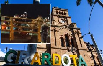 Adelante, momentos del rescate por parte de conductores y vecinos. Atrás, parque de Girardota. Foto: Julio César Herrera Echeverri.