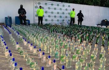 Según las autoridades, entre el licor adulterado había botellas de aguardiente, güisquis, aperitivos y ron, listas para ser comercializadas en dos barrios de Barranquilla. FOTO: POLICÍA METROPOLITANA BARRANQUILLA 