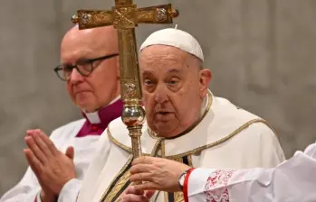 Este es el papa Francisco durante una eucaristía durante el pasado mes de enero. Ahora ajustó más de un mes hospitalizado tras ser diagnosticado con una neumonía bilateral. FOTO: AFP