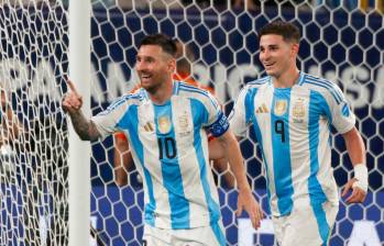 En la imagen aparecen Lionel Messi y Julián Álvarez. FOTO AFP