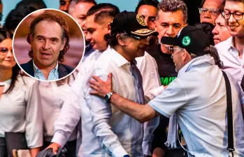 El presidente Gustavo Petro y José Leonardo Muñoz Martínez, alias Douglas, este sábado en Medellín. FOTOS: EL COLOMBIANO