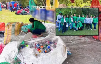 Adelante, algunos de los funcionarios y recicladores encargados de la tarea. Atrás, parte del material recogido. FOTO: Cortesía