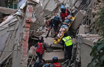Tras el fuerte sismo que sacudió la costa norte de Venezuela este miércoles, el Gobierno colombiano activó un plan de contingencia humanitaria que incluye el despliegue de equipos especializados de búsqueda y rescate. FOTO: AFP