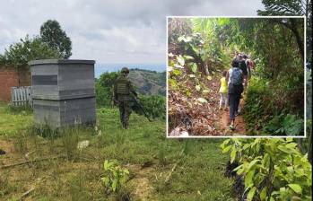 Adelante, campesinos de Valdivia huyen desplazados. Atrás, un soldado realiza labores de detección de explosivos. FOTO: Tomada de redes sociales
