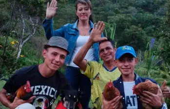 La aparición de Yenny Judit Ariza era constante en los videos que grababan sus hijos sobre la vida en el campo. FOTO: Tomada de Instagram @los_patojos