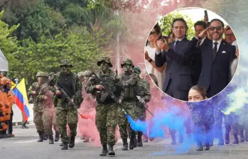 Federico Gutiérrez y Abelardo de la Espriella lanzaron un mensaje a la fuerza pública desde el desfile del 20 de julio en Medellín. Foto: Cortesía Alcaldía de Medellín