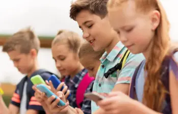 Esta nueva iniciativa legislativa respaldada por el presidente Emmanuel Macron intentará restringir la accesibilidad de jóvenes menores de 15 años a diversas plataformas. FOTO: Getty