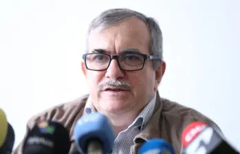 Rodrigo Londoño, Timochenko, presidente del partido Comunes, anunció su apoyo a la candidatura presidencial de Iván Cepeda para la segunda vuelta del 15 de junio. Foto: Camila Díaz / Colprensa 