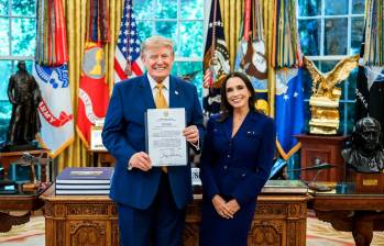 El presidente de Estados Unidos, Donald Trump, y la embajadora de Colombia ante ese país, María Consuelo Araújo. Foto: AFP/Cortesía.