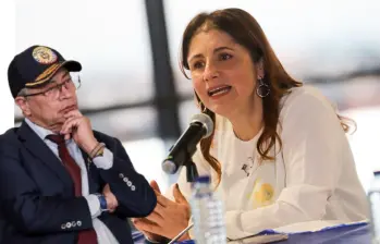 Gustavo Petro y la defensora del pueblo Iris Marín. Foto: Colprensa