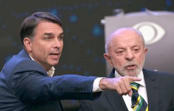 Flávio Bolsonaro y Luiz Inácio Lula da Silva tuvieron su primer cara a cara televisado previo a la recta final de la segunda vuelta presidencial en Brasil. Foto: AFP