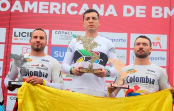 Diego Arboleda (centro) junto a otros dos olímpicos del BMX colombiano, Carlos Ramírez y Mateo Carmona. Foto: Cortesía Fedeciclismo