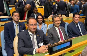 El vicepresidente José Manuel Restrepo en el recinto de la Asamblea General de Naciones Unidas. Lo acompañan, de izquierda a derecha, el ministro de Comercio Mauricio Gómez, la embajadora ante EE. UU. María Consuelo Araújo, el canciller Omar Bula y el embajador ante la ONU, Mauricio Gaona. Foto: Cancillería.