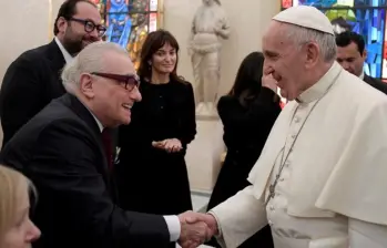 El director Martin Scorsese y el papa Francisco durante uno de sus varios encuentros. Esa vez fue en medio de una audiencia privada en 2016. Ambos mantenían una relación a través de varios proyectos. FOTO: AFP