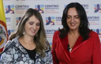 María Fernanda Cabal (de rojo) se pronunció tras la victoria de su colega Paloma Valencia en la encuesta interna del Centro Democrático para la Presidencia de Colombia. FOTO: Colprensa.