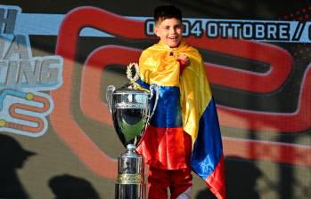 Mateo Gómez (centro) es el nuevo campeón de Easykart 60 con tan solo 11 años de edad. Es una de las grandes promesas del automovilismo colombiano. FOTO Cortesía